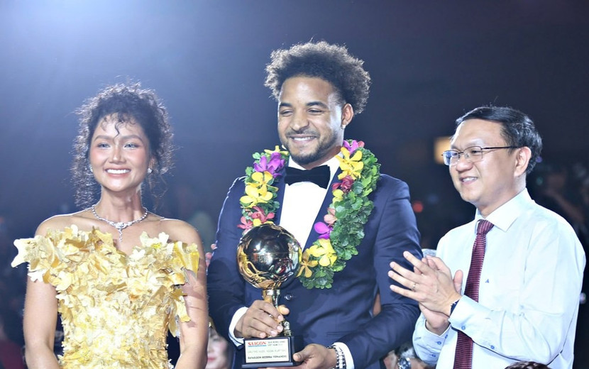 Xuân Son nhận giải "Cầu thủ ngoại xuất sắc nhất" năm 2024 (Ảnh: VNN) Xuân Son nhận giải "Cầu thủ ngoại xuất sắc nhất" năm 2024 (Ảnh: VNN)