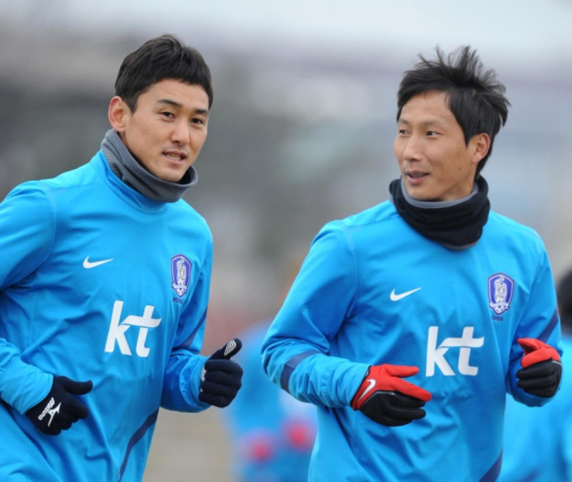 HLV Kim Sang-sik (phải) khi còn sát cánh cùng đồng đội Lee Jung-soo ở ĐT Hàn Quốc