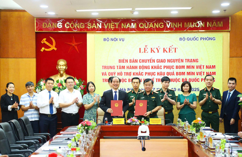 Lễ ký kết chuyển giao hai đơn vị khắc phục hậu quả bom mìn về Bộ Quốc phòng