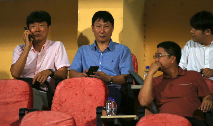 HLV Kim Sang-sik theo dõi trận đấu trên sân Hàng Đẫy (Ảnh: VNN)