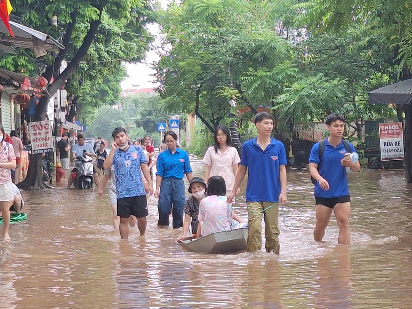 Thanh niên phường Đông Ngạc hỗ trợ di tản hàng ngàn người dân đến nơi an toàn