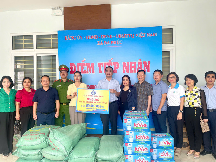 Những món quà thiết thực cho người dân bị ngập lụt tại Hà Nội