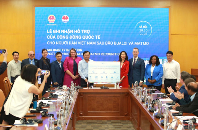 Thứ trưởng Nguyễn Hoàng Hiệp đã trao biểu trưng hỗ trợ của Đối tác Giảm nhẹ rủi ro thiên tai cho Đại sứ quán các nước, đại diện các tổ chức quốc tế có đóng góp cho công tác hỗ trợ người dân Việt Nam sau bão