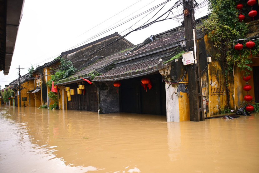 Phố cổ Hội An ngập sâu trong lũ