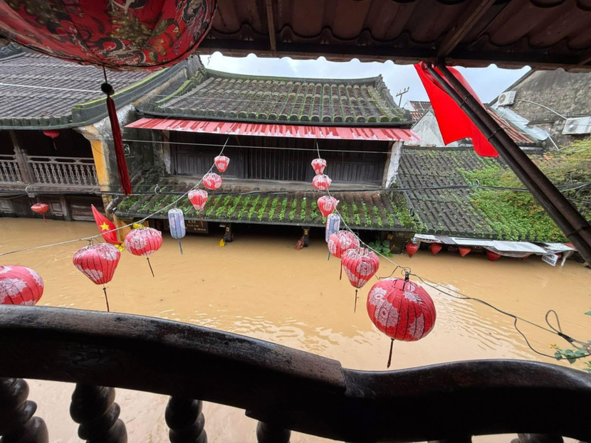 Những căn nhà thấp bị ngập tới nóc Những căn nhà thấp bị ngập tới nóc