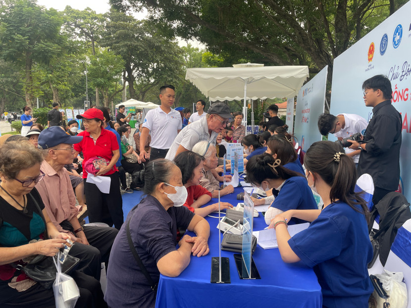 Người dân xếp hàng khám bệnh từ sớm tại vườn hoa Lý Tự Trọng, Thuỵ Khuê, Tây Hồ, Hà Nội