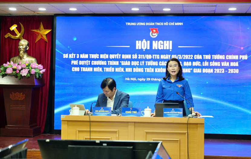 Anh Bùi Quang Huy - Bí thư thứ nhất T.Ư Đoàn và chị Nguyễn Phạm Duy Trang - Bí thư T.Ư Đoàn, Chủ tịch Hội đồng Đội T.Ư chủ trì hội nghị