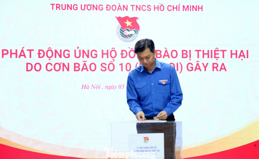 Anh Nguyễn Minh Triết - Bí thư T.Ư Đoàn, Chủ tịch T.Ư Hội SVVN ủng hộ tại chương trình