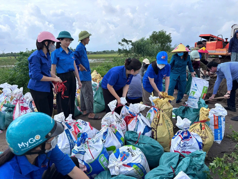 Đoàn xã Thượng Phúc tham gia đắp đê