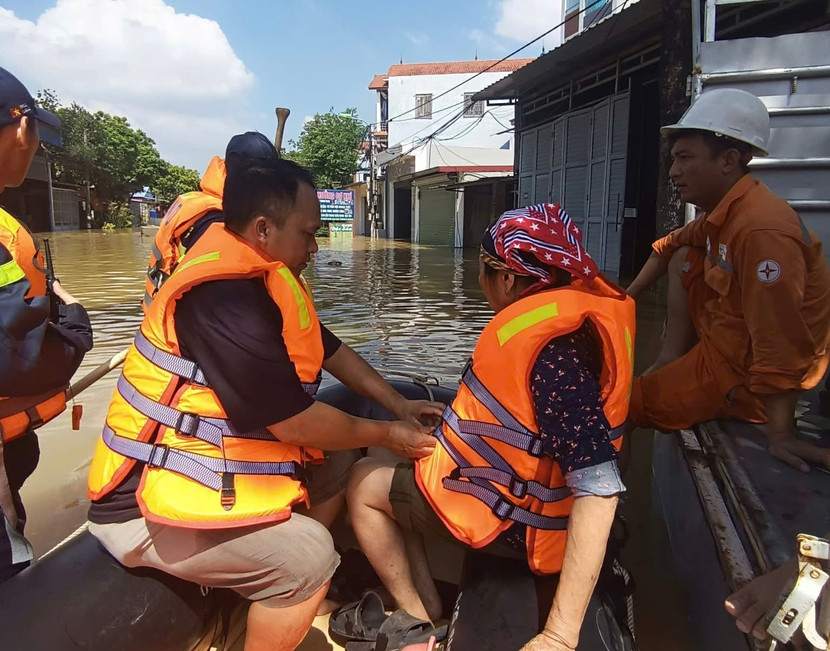 Lực lượng chức năng sơ tán dân