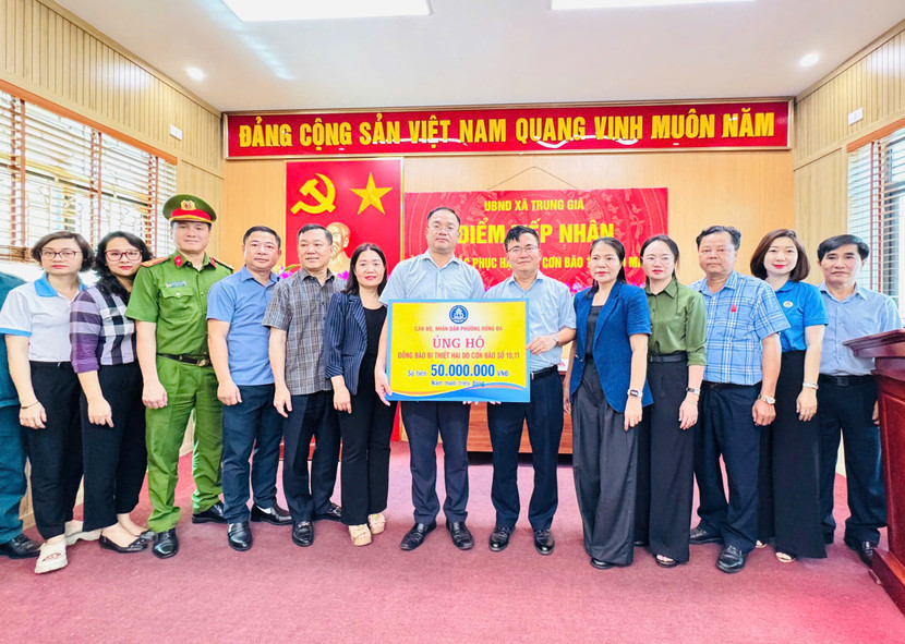 Những phần quà tiền mặt và nhu yếu phẩm được đại diện phường Đống Đa trao tặng đến người dân các xã tại Hà Nội bị ảnh hưởng thiên tai