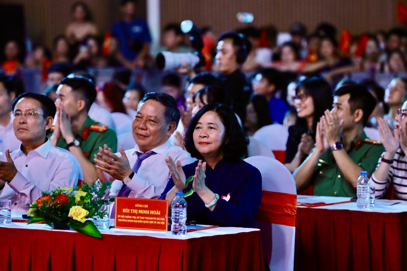 Bí thư Thành ủy Hà Nội Bùi Thị Minh Hoài cùng các đồng chí lãnh đạo thành phố Hà Nội tham dự chương trình