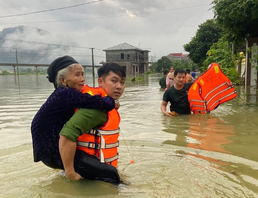 Lực lượng chức năng cứu dân khỏi vùng nguy hiểm