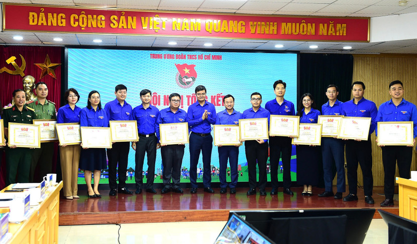 Ban tổ chức trao Bằng khen tặng các đơn vị