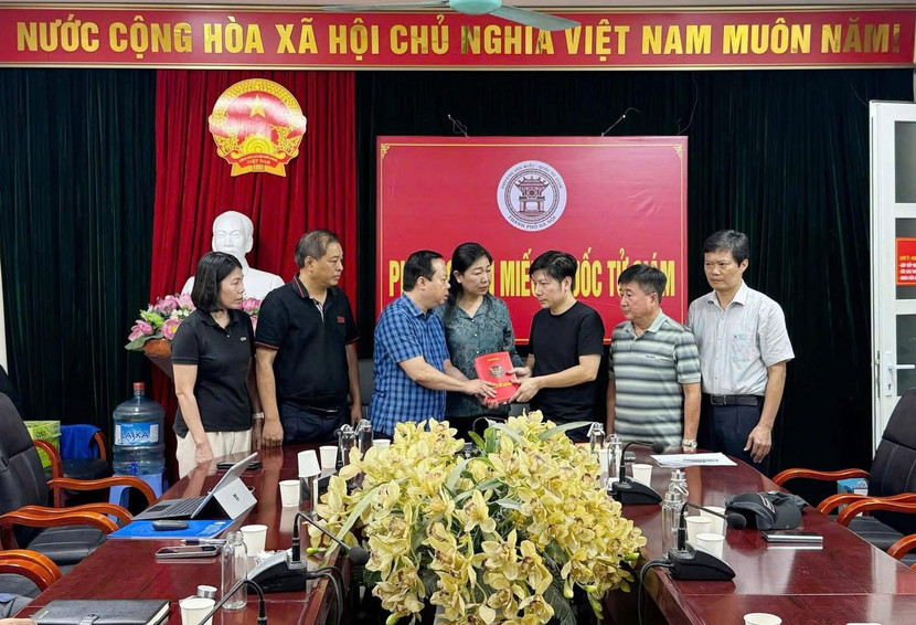 Chủ tịch MTTQ Việt Nam TP Hà Nội Nguyễn Lan Hương trao hỗ trợ cho gia đình nạn nhân