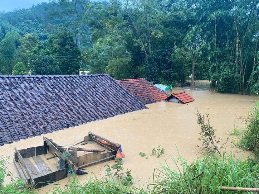 Nhiều khu vực ở Lạng Sơn nhà cửa chìm trong biển nước lũ