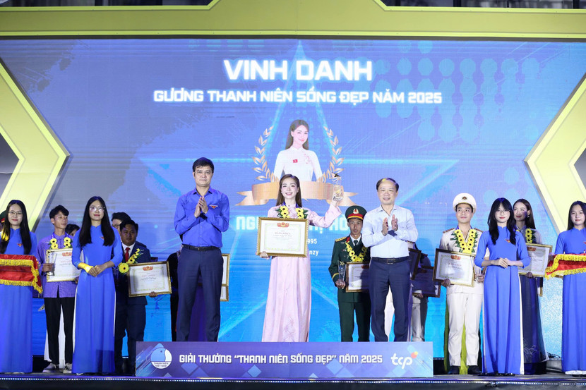 Ca sĩ Hoà Minzy là một trong 20 gương mặt được tôn vinh