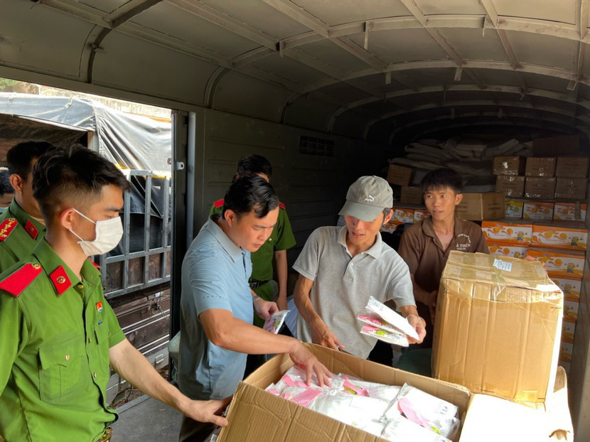 Lực lượng chức năng kiểm tra lô hàng mỹ phẩm không rõ nguồn gốc tại Ga Sóng Thần Lực lượng chức năng kiểm tra lô hàng mỹ phẩm không rõ nguồn gốc tại Ga Sóng Thần