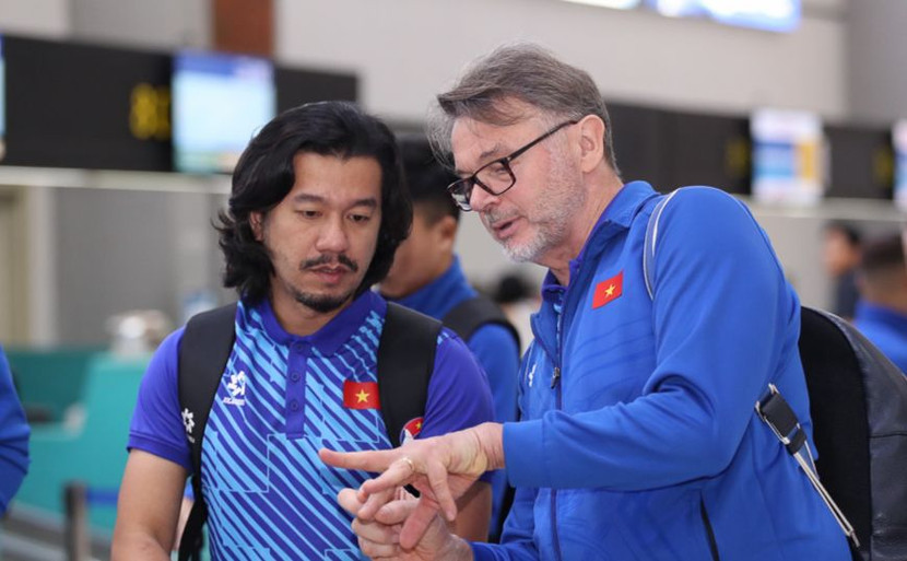 HLV Troussier (phải) đang chịu nhiều sức ép (Ảnh: VFF) HLV Troussier (phải) đang chịu nhiều sức ép (Ảnh: VFF)