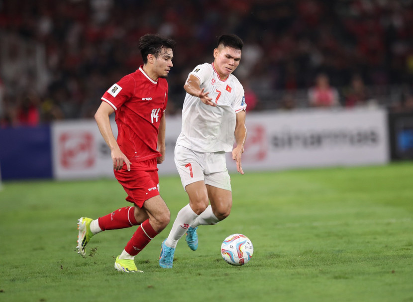 ĐT Việt Nam (trắng) thua đáng tiếc Indonesia (Ảnh: VNN)