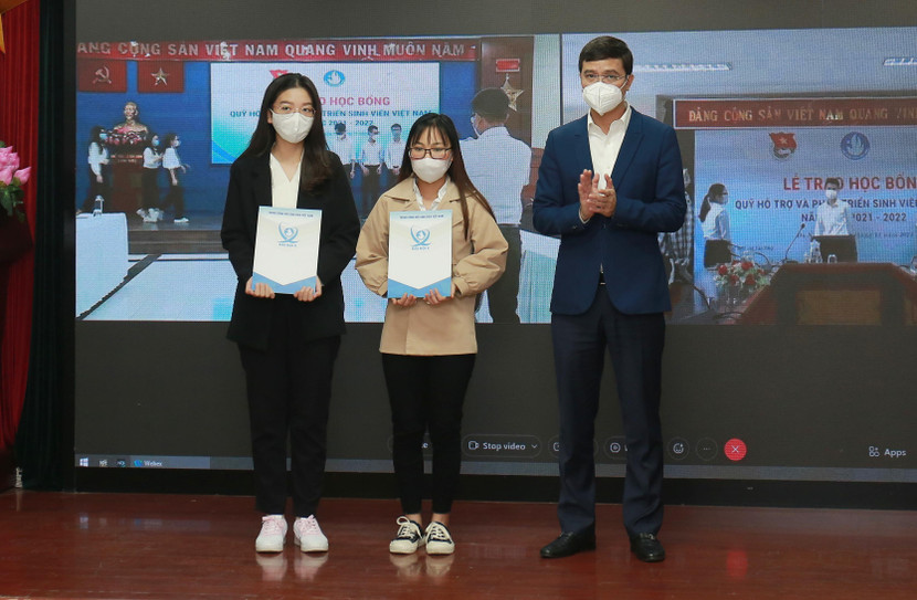 Anh Bùi Quang Huy, Bí thư Trung ương đoàn, Chủ tịch Hội sinh viên Việt Nam trao học bổng cho sinh viên tại đầu cầu Hà Nội