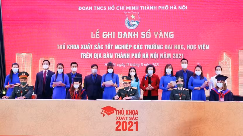 Thủ khoa xuất sắc tốt nghiệp các trường đại học, học viện thành phố Hà Nội năm 2021 ghi danh sổ vàng