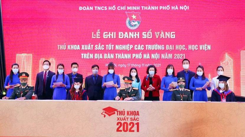 Thủ khoa xuất sắc tốt nghiệp các trường đại học, học viện thành phố Hà Nội năm 2021 ghi danh sổ vàng