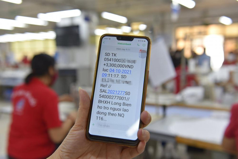 Người lao động nhận tiền hỗ trợ từ quỹ bảo hiểm thất nghiệp