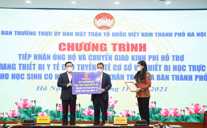 Phó Chủ tịch UBND TP Chử Xuân Dũng tiếp nhận ủng hộ của doanh nghiệp