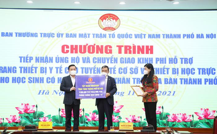 Phó Chủ tịch UBND TP Chử Xuân Dũng tiếp nhận ủng hộ của doanh nghiệp Phó Chủ tịch UBND TP Chử Xuân Dũng tiếp nhận ủng hộ của doanh nghiệp