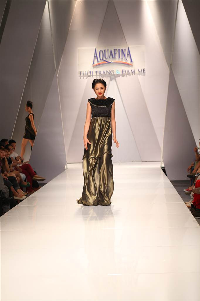 Hà Anh sexy trên sàn diễn, Trà My Nextop vấp ngã vì váy dài ảnh 5