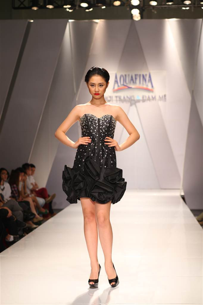 Hà Anh sexy trên sàn diễn, Trà My Nextop vấp ngã vì váy dài ảnh 14