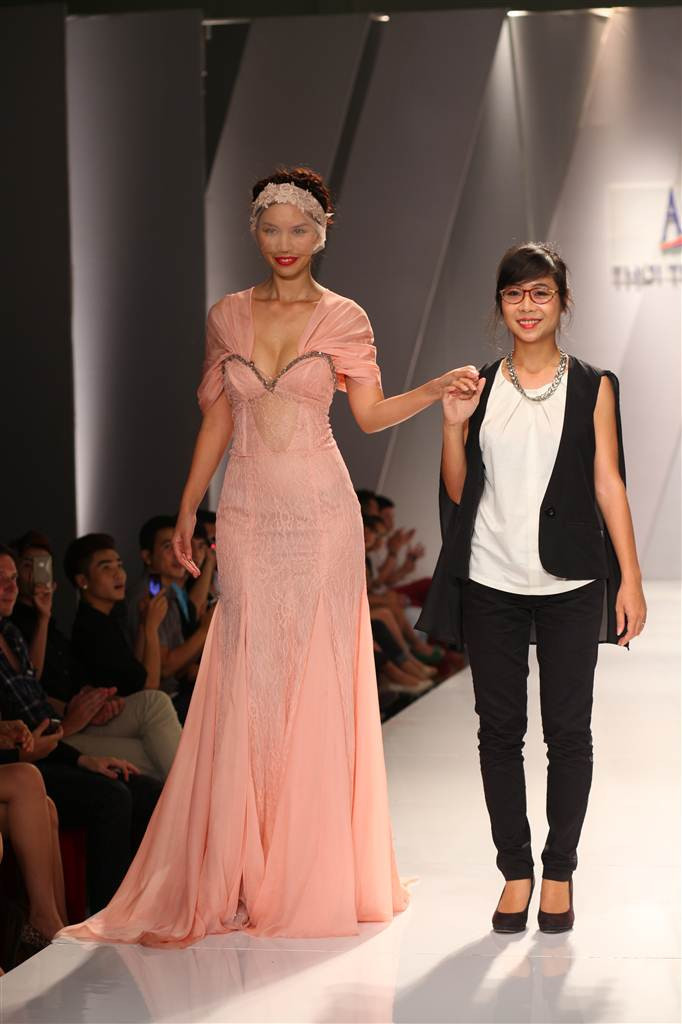 Hà Anh sexy trên sàn diễn, Trà My Nextop vấp ngã vì váy dài ảnh 2