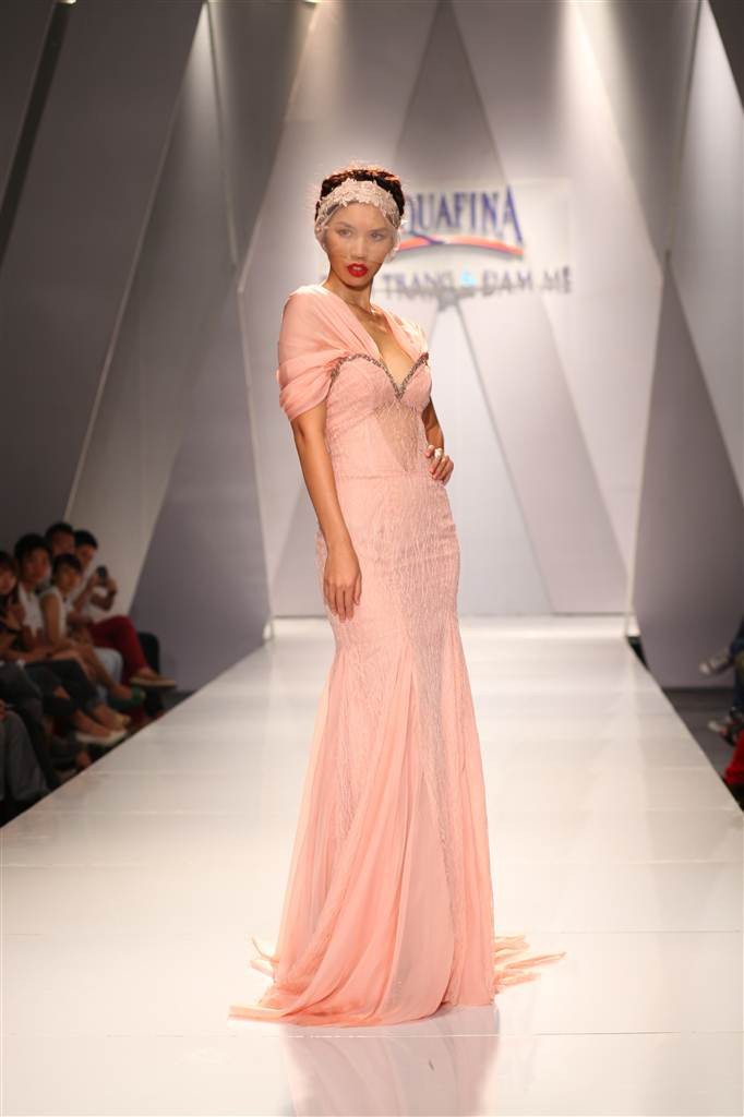 Hà Anh sexy trên sàn diễn, Trà My Nextop vấp ngã vì váy dài ảnh 1