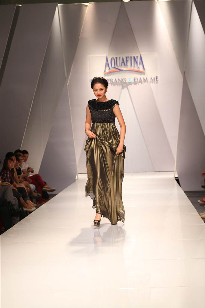 Hà Anh sexy trên sàn diễn, Trà My Nextop vấp ngã vì váy dài ảnh 7