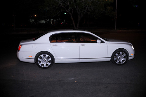 Ngô Thanh Vân rực rỡ bên siêu xe Bentley ảnh 1