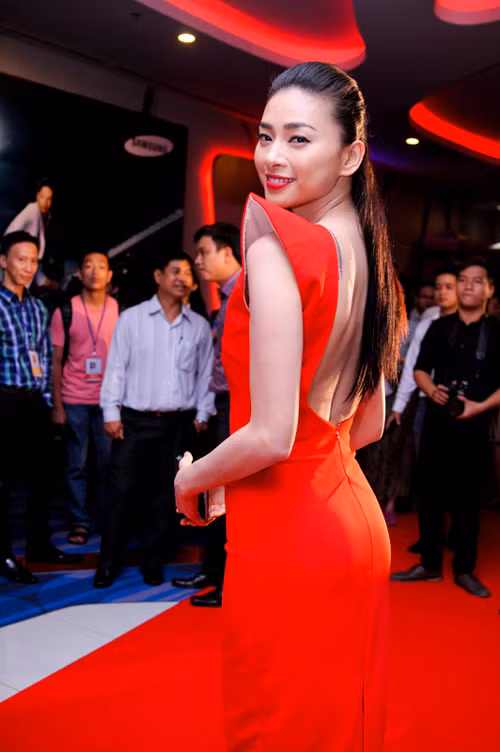 Ngô Thanh Vân rực rỡ bên siêu xe Bentley ảnh 6