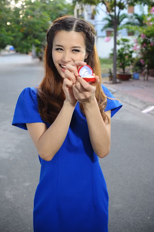 Đông Nhi cầu hôn Ông Cao Thắng bằng nhẫn kim cương ảnh 5