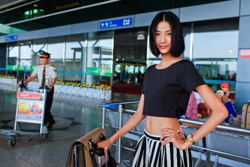 Hoàng Thùy khéo léo khoe vòng eo "con kiến" ảnh 3