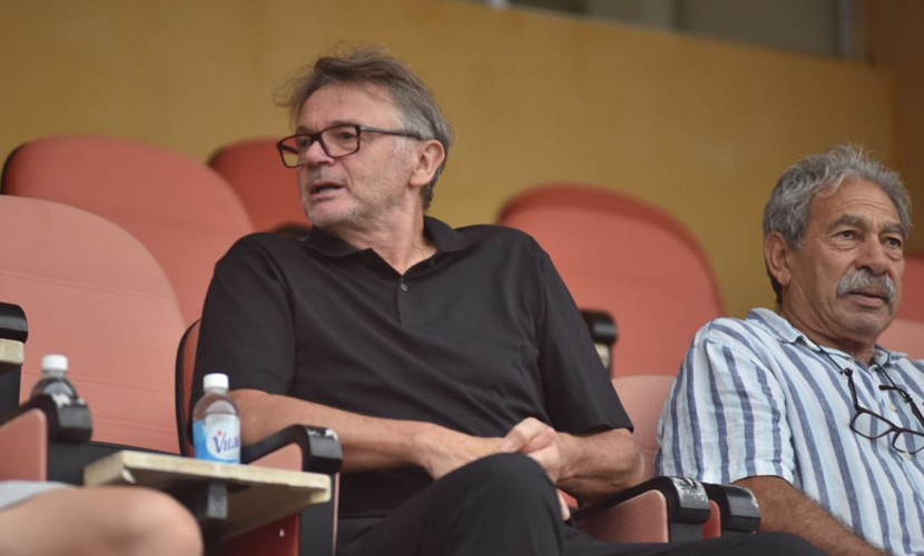 HLV Troussier (trái) và trợ lý Hatem Souissi trên sân Hàng Đẫy
