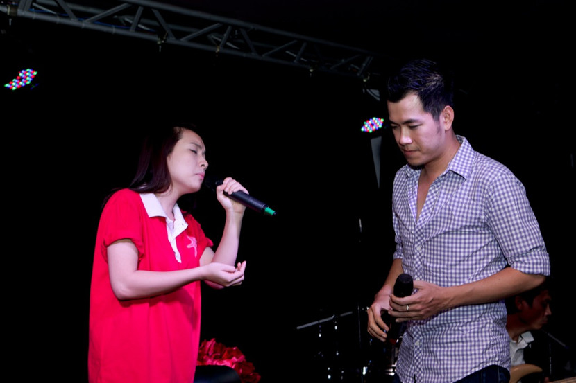 Đoan Trang, Hồ Trung Dũng "khoe" tài tại phòng trà ảnh 2