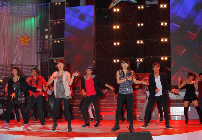 Tuấn Tú cười sảng khoái cùng Yến Trang ảnh 7