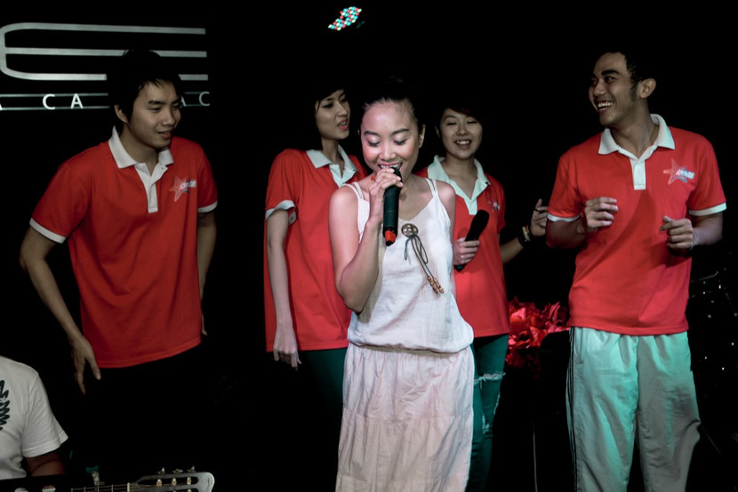 Đoan Trang, Hồ Trung Dũng "khoe" tài tại phòng trà ảnh 4