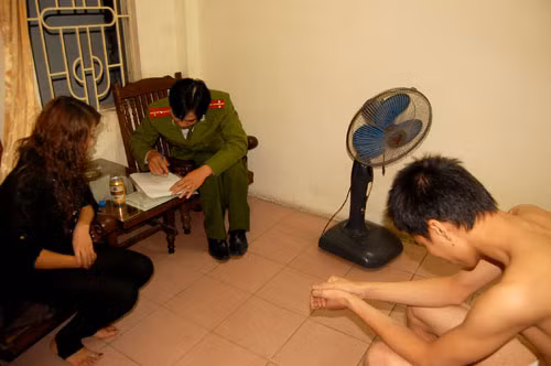 Người bán dâm và mua dâm đều phải bị xử lý ngang nhau! ảnh 1