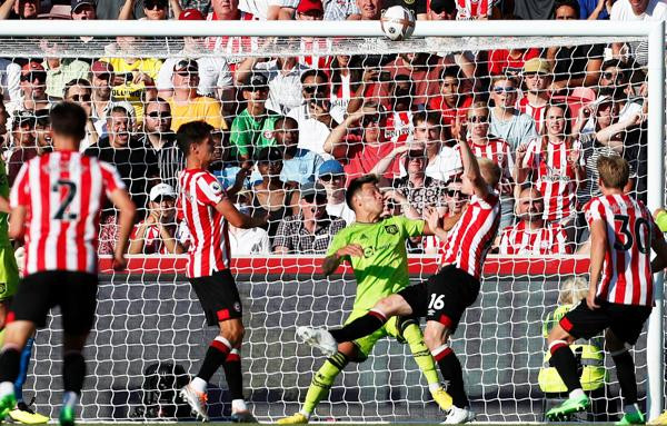 Lisandro Martinez yếu thế rõ ràng so với Ben Mee ở bàn nâng tỉ số lên 3-0 của Brentford Lisandro Martinez yếu thế rõ ràng so với Ben Mee ở bàn nâng tỉ số lên 3-0 của Brentford