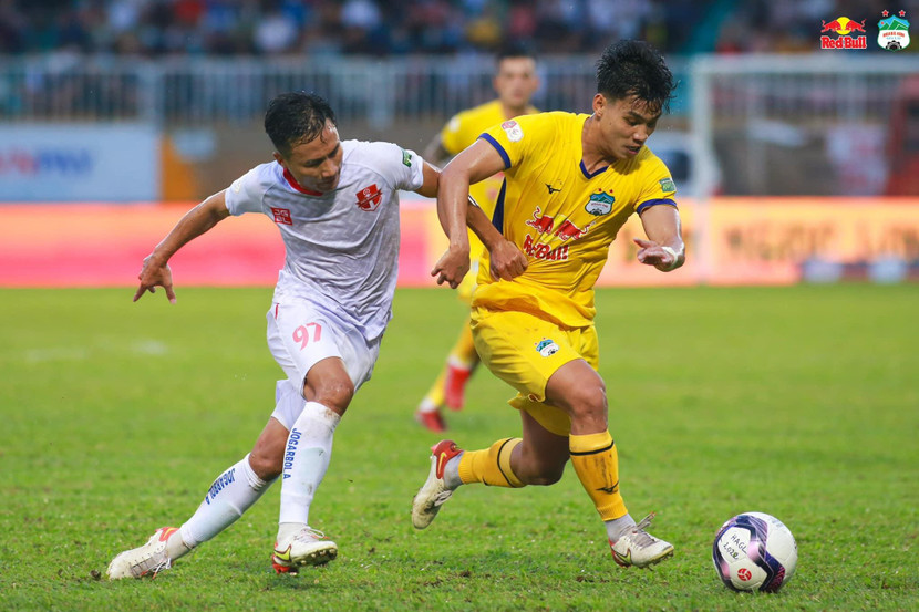 HAGL (phải) thua đau trên sân nhà trước Hải Phòng (Ảnh: HAGL)