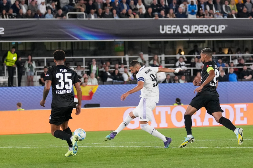 Benzema nhân đôi cách biệt