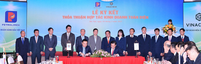 Ông Đào Nam Hải – Thành viên HĐQT, Tổng Giám đốc Petrolimex và ông Nguyễn Hữu Tú –Tổng Giám đốc Vinachem ký kết Thỏa thuận hợp tác chiến lược toàn diện Ông Đào Nam Hải – Thành viên HĐQT, Tổng Giám đốc Petrolimex và ông Nguyễn Hữu Tú –Tổng Giám đốc Vinachem ký kết Thỏa thuận hợp tác chiến lược toàn diện