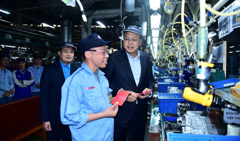 Chủ tịch Liên đoàn Lao động thành phố Hà Nội Phạm Quang Thanh mừng tuổi cho công nhân lao động