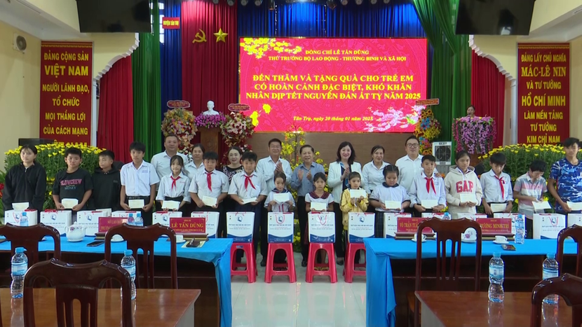 Trao tặng cho 50 trẻ em hoàn cảnh đặc biệt, khó khăn tại Long An Trao tặng cho 50 trẻ em hoàn cảnh đặc biệt, khó khăn tại Long An